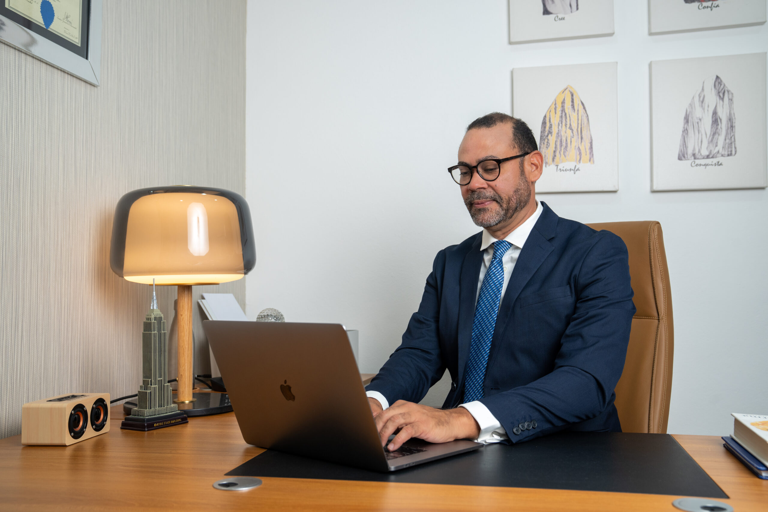 Lic. Edgar De León en su oficina